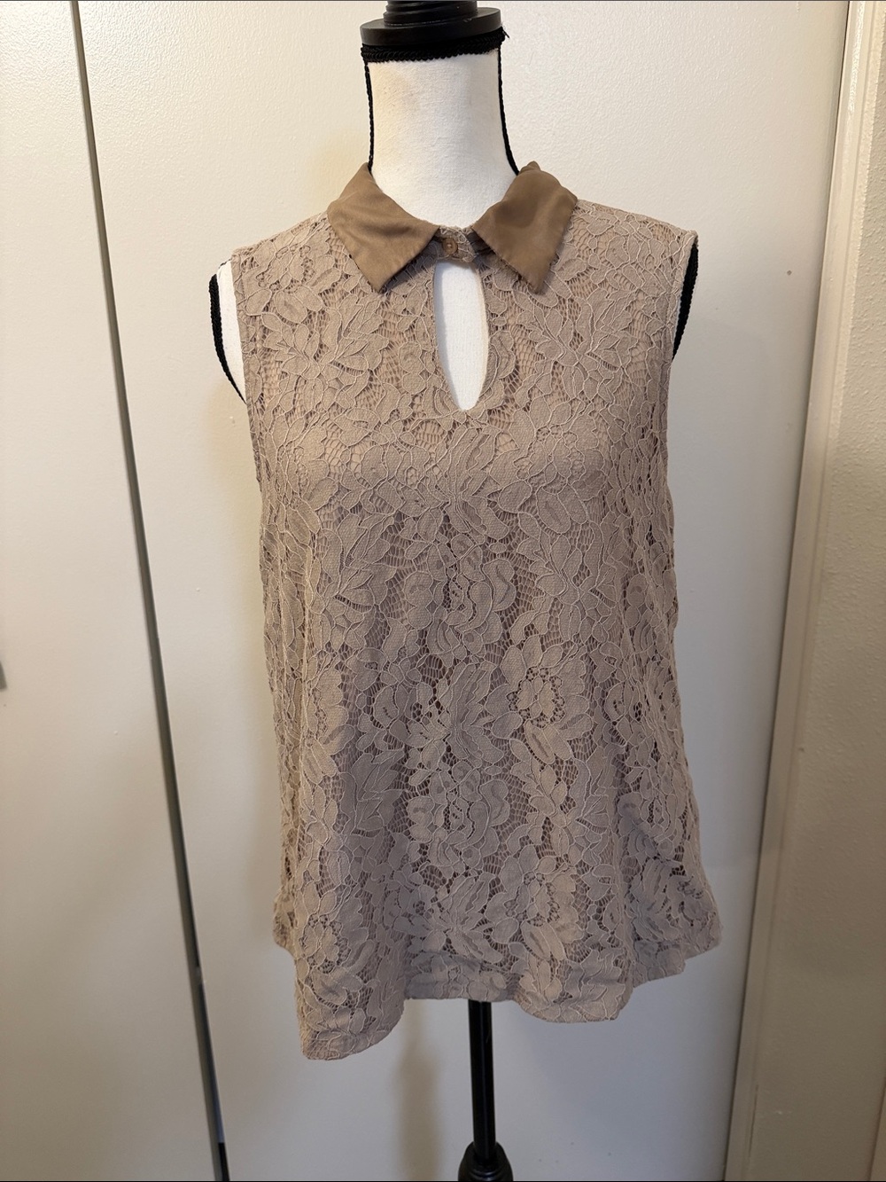 Sleeveless Lace Keyhole Camisole with Collar - Taupe